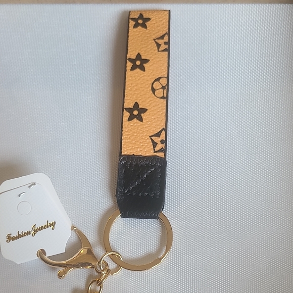 Stylish Iconic Tan Mouse Ears Keychain - Picture 5 of 7